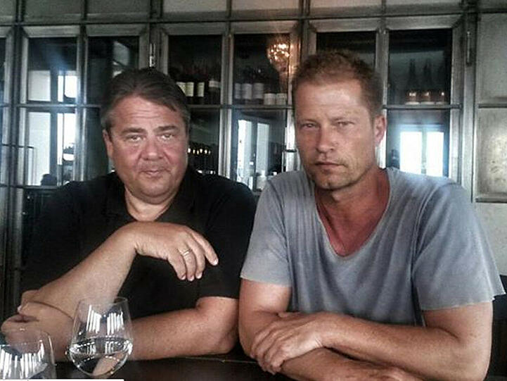 Ein ungewöhnliches Gespann: Vize-Kanzler Sigmar Gabriel (l.) und "Tatort"-Ermittler Til Schweiger (r.)