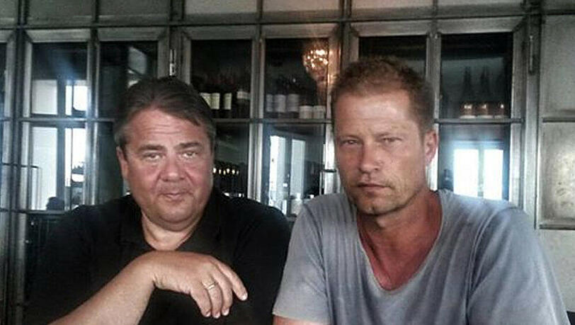Ein ungewöhnliches Gespann: Vize-Kanzler Sigmar Gabriel (l.) und "Tatort"-Ermittler Til Schweiger (r.) Ein ungewöhnliches Gespann: Vize-Kanzler Sigmar Gabriel (l.) und "Tatort"-Ermittler Til Schweiger (r.)