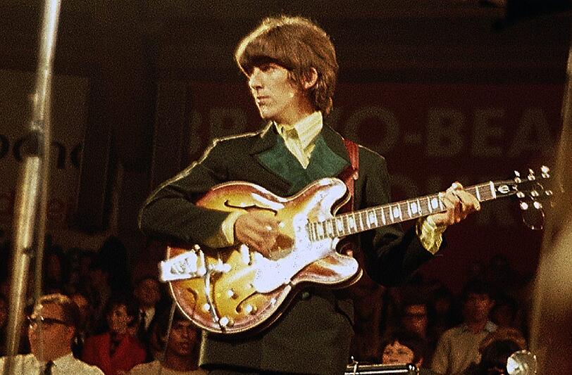 Die Frisur sitzt, der Blick auch: Gitarrist George Harrison.