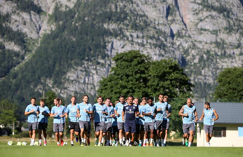 Löwen-Coach Bierofka ließ seine Mannschaft am Ankunftstag gleich nochmal ordentlich schwitzen - dafür gab's zur Belohnung ein Bad im Bach