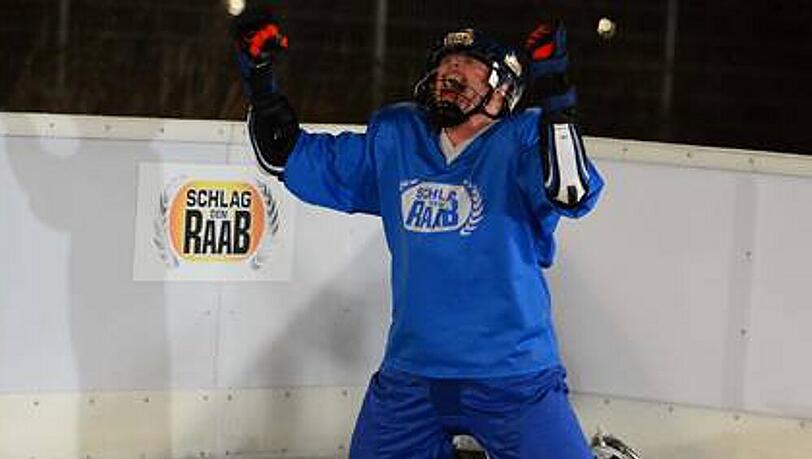 Stefan Raab triumphiert beim Eislaufen Stefan Raab triumphiert beim Eislaufen