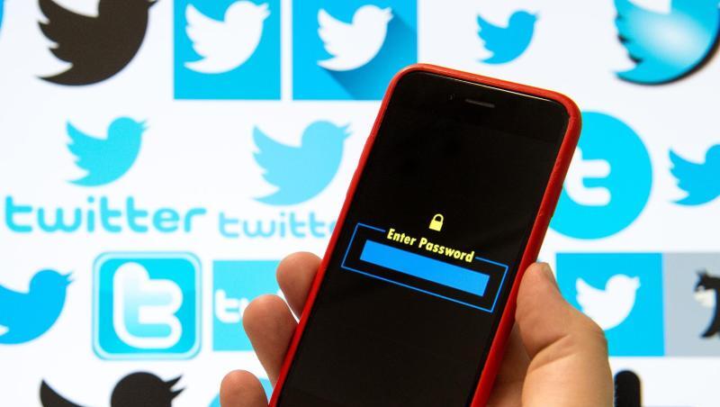 Logos vom Kurznachrichtendienst Twitter sind auf einem Bildschirm zu sehen, davor wird ein Handy mit einer Passwortmaske gehalten. Foto: Lino Mirgeler/Archiv Logos vom Kurznachrichtendienst Twitter sind auf einem Bildschirm zu sehen, davor wird ein Handy mit einer Passwortmaske gehalten. Foto: Lino Mirgeler/Archiv