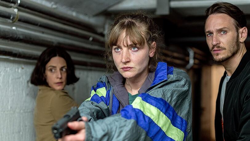 "Tatort: Das Herz der Schlange": Esther Baumann (Brigitte Urhausen, l.) und Pia Heinrich (Ines Marie Westernströer) sind auf Verfolgungsjagd.