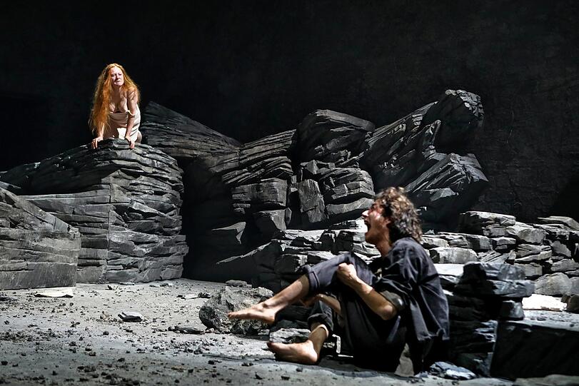Pia Händler und Noah Saavedra in Eugene O'Neills "Gier unter Ulmen" im Residenztheater.