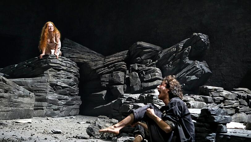 Pia Händler und Noah Saavedra in Eugene O'Neills "Gier unter Ulmen" im Residenztheater. Pia Händler und Noah Saavedra in Eugene O'Neills "Gier unter Ulmen" im Residenztheater.