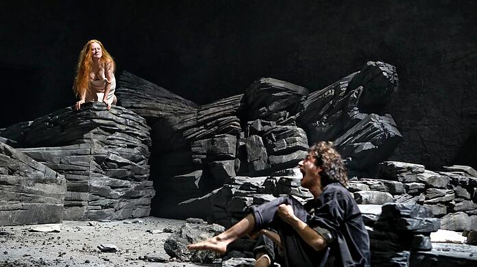 Pia Händler und Noah Saavedra in Eugene O'Neills "Gier unter Ulmen" im Residenztheater.