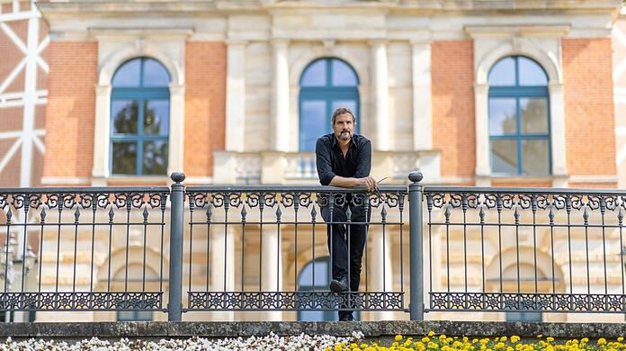 Der Regisseur Roland Schwab vor dem Festspielhaus. Er inszeniert in diesem Jahr "Tristan und Isolde". Damit werden die Festspiele am 25. Juli eröffnet.