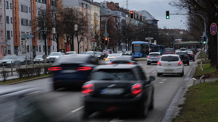 Auf diesem Abschnitt der Dachauer Straße gilt bald Tempo 30, zumindest zeitweise. Noch im Januarwill die Stadt die entsprechenden Schilder aufstellen. Für Grundschulkinder soll so der Schulweg sicherer werden.