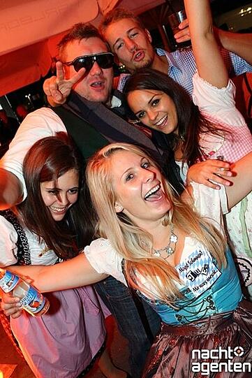 Direkt an der Hackerbrücke und damit in fußläufiger Entfernung von der Wiesn, öffnet der Neuraum derzeit jede Nacht den Partywütigen seine Türen. Mehr Bilder vom Mittwoch auf: www.nachtagenten.de