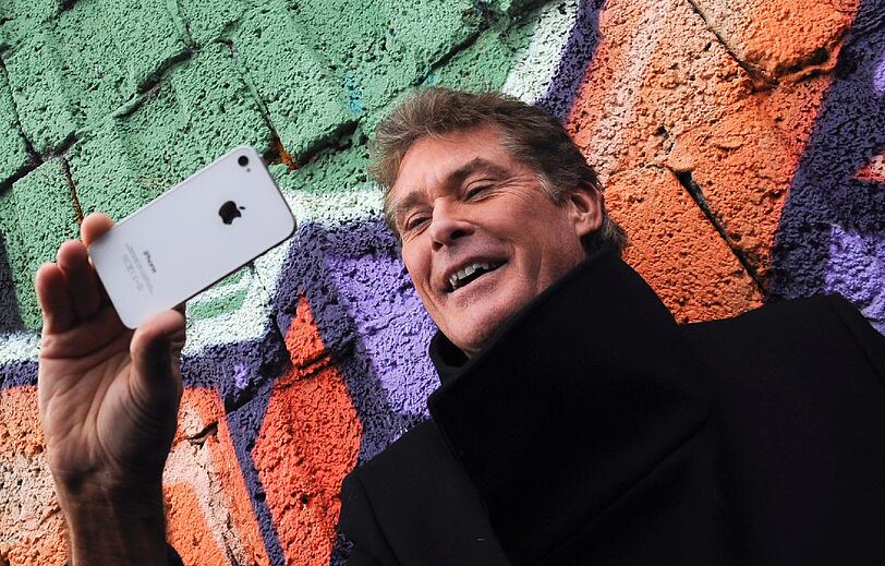 David Hasselhoff sorgte mit seinem Erscheinen für einen wahren Menschenauflauf in Berlin. Weitere Bilder zum Durchklicken.