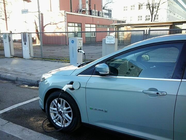 Gratis-Tanken - welch ein Luxus! Aber ob der Saft auch bis nach Hause reichen wird?