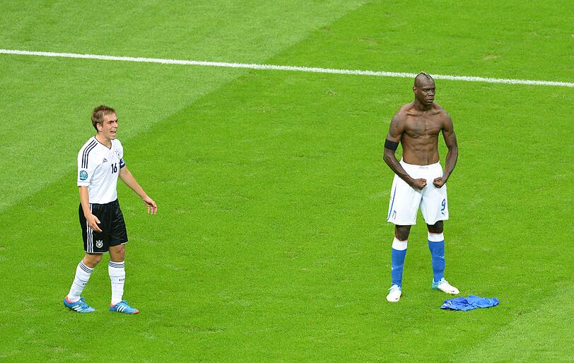 Beim nächsten Turnier war wieder im Halbfinale Schluss: Mit seinem Treffer zum 1:0 sorgte Italiens Mario Balotelli für das Aus der deutschen Nationalmannschaft bei der EM 2012. Was bleibt, ist dieser Schnappschuss mit Muskelprotz Balotelli und dem ausgetanzten Philipp Lahm (l.).