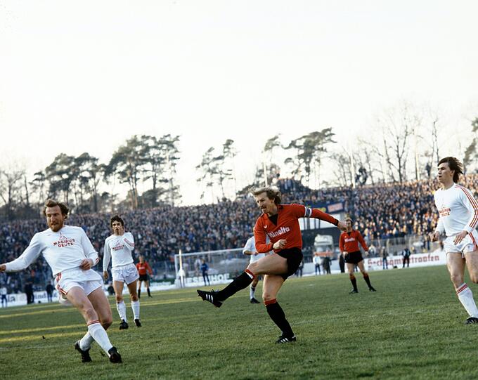 Der Bayern-Schreck in Aktion: Frankfurts Jürgen Grabowski (M) beim Torschuss. Hans-Georg &bdquo;Katsche&ldquo; Schwarzenbeck (l.) und Klaus Augenthaler schauen zu.