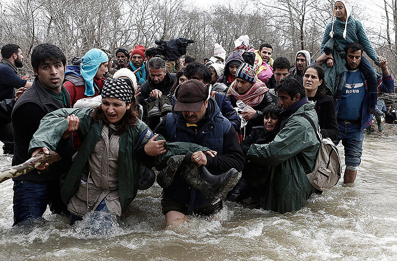 Um den katastrophalen Bedingungen in Idomeni zu entgehen, brachen am Montag hunderte von Menschen in Richtung grüne Grenze auf. Einige ertranken dabei. Die Überlebenden wurden umgehend von dem mazedonischen Militär nach Griechenland zurückgebracht.