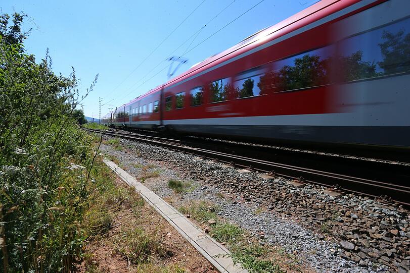Zu nahe am Gleis: Ein durchfahrender Zug am Oberschleißheimer Bahnhof erfasste einen Jugendlichen an der Hand. (Symbolbild)
