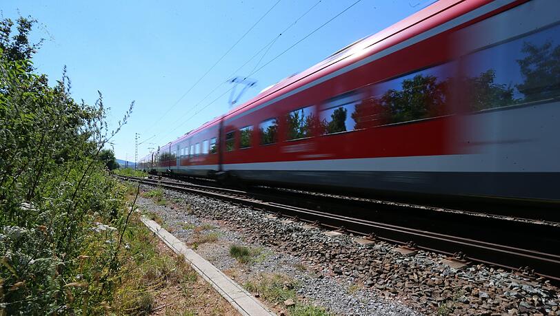 Zu nahe am Gleis: Ein durchfahrender Zug am Oberschleißheimer Bahnhof erfasste einen Jugendlichen an der Hand. (Symbolbild) Zu nahe am Gleis: Ein durchfahrender Zug am Oberschleißheimer Bahnhof erfasste einen Jugendlichen an der Hand. (Symbolbild)