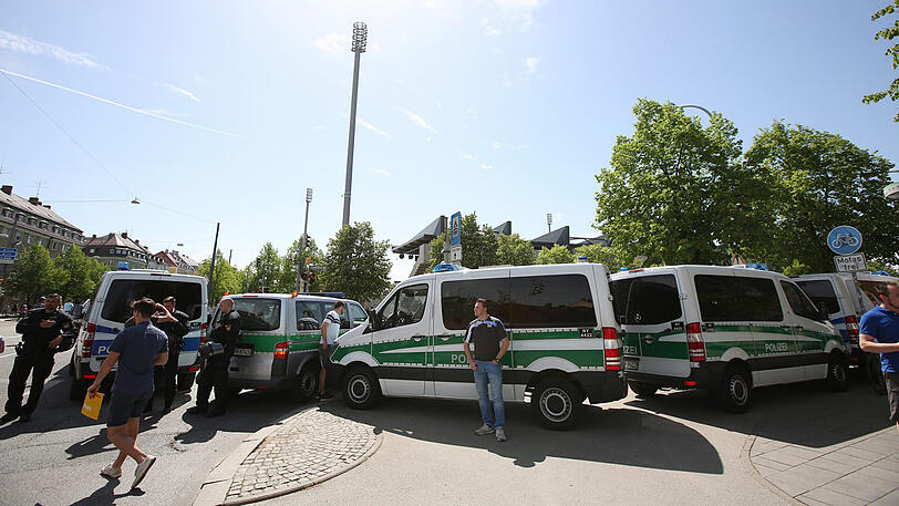 Die Löwen-Anhänger vor dem Derby auf dem Weg ins Grünwalder Stadion. Im Schlepptau: Reichlich Polizei. Die Bilder vom Sonntagmittag.