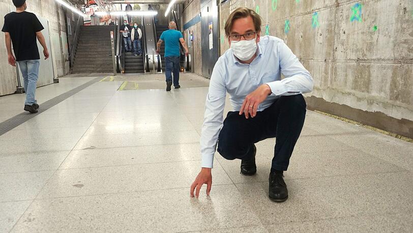 FDP-Stadtrat Jörg Hoffmann findet, die neu verlegten Steine im Sperrengeschoss am Sendlinger Tor sind zu glatt. FDP-Stadtrat Jörg Hoffmann findet, die neu verlegten Steine im Sperrengeschoss am Sendlinger Tor sind zu glatt.