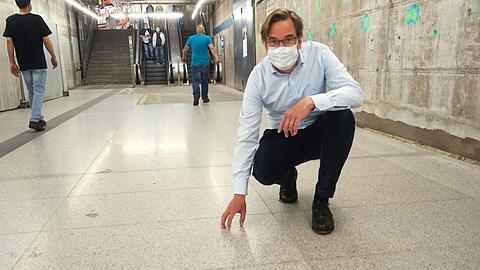 FDP-Stadtrat Jörg Hoffmann findet, die neu verlegten Steine im Sperrengeschoss am Sendlinger Tor sind zu glatt.