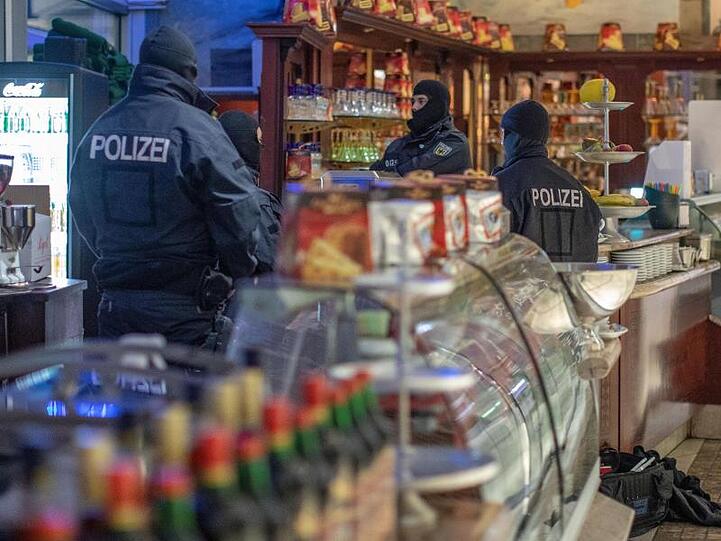 Polizisten in einem Eiscafé im Citypalais in der Duisburger Innenstadt.