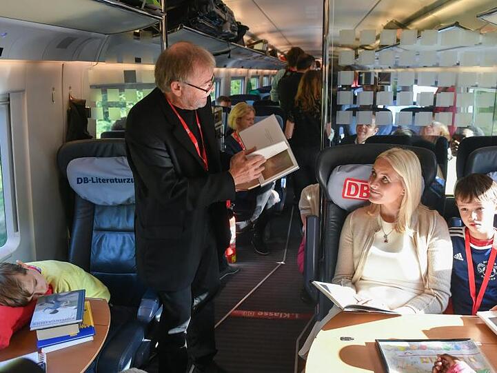 Kronprinzessin Mette-Marit und der Buchautor Jostein Gaarder (l) lesen mit Kindern im Literaturzug.