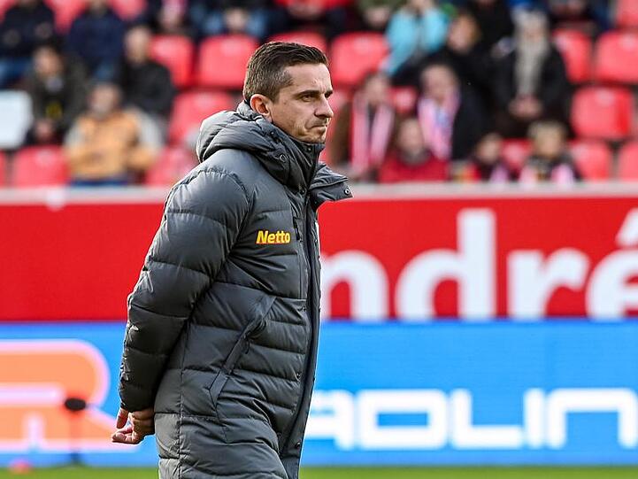 Regensburgs Trainer Mersad Selimbegovic. Foto: Armin Weigel/dpa/Archivbild