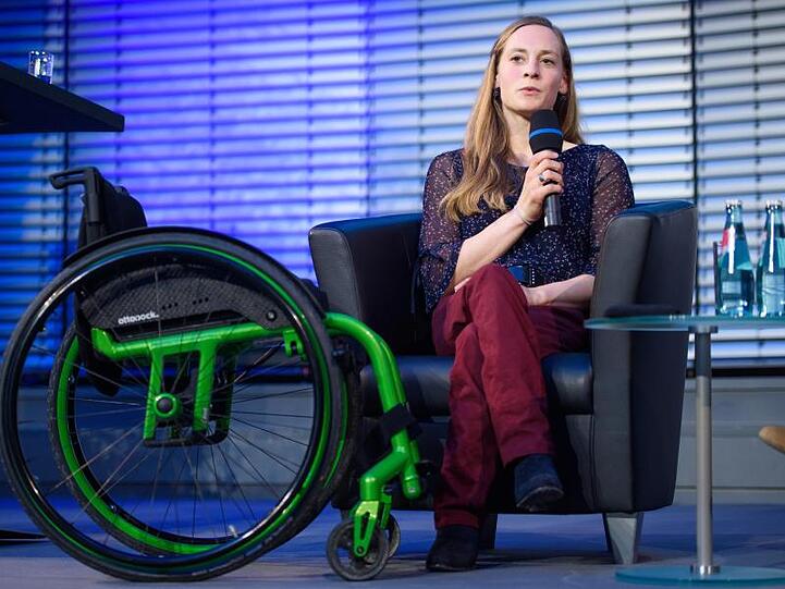 Anna Schaffelhuber, siebenmalige Paralympics-Siegerin und angehende Lehrerin, bei einem Interview. Foto: Gregor Fischer/dpa/Archivbild