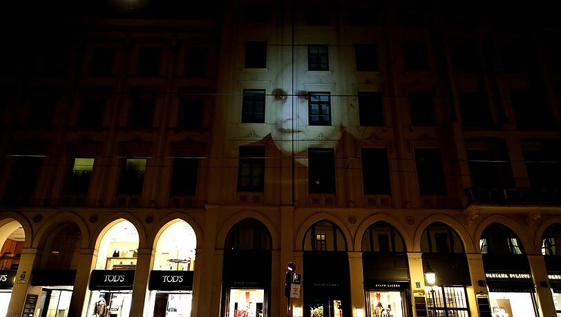 Frieda Michaelis ist im KZ Theresienstadt ermordet worden, am Dienstagabend ist ihr Gesicht an der Hausfassade der Maximilianstraße 23 zu sehen. Mit diesen Lichtinstallationen wird noch bis 15. November an unterschiedlichen Orten der jüdischen Opfer des Nationalsozialismus gedacht.