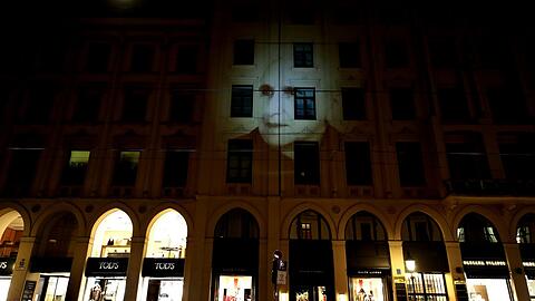 Frieda Michaelis ist im KZ Theresienstadt ermordet worden, am Dienstagabend ist ihr Gesicht an der Hausfassade der Maximilianstraße 23 zu sehen. Mit diesen Lichtinstallationen wird noch bis 15. November an unterschiedlichen Orten der jüdischen Opfer des Nationalsozialismus gedacht.