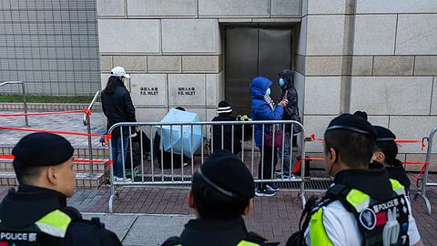 Menschen hatten lange vor Prozessbeginn vor dem Gericht gewartet.