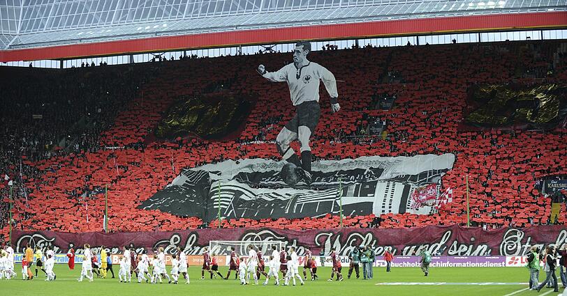 Beeindruckend - die Fans lassen FCK-Legende Fritz Walter wieder auferstehen: Die Choreo der Kaiserslautern-Fans am Betzenberg.