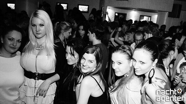 Heiße Mädels und sexy Moves bei "DJ A-Les B-Day Bash" im Crown's Club. Mehr Bilder gibt es unter www.nachtagenten.de.