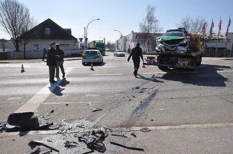 Unfall in Landshut: Auf der Konrad-Adenauerstr. /Ecke Alte Regensburgerstraße kam es zu einem Crash. Auch ein Polizewagen war beteiligt. Die Bilder.