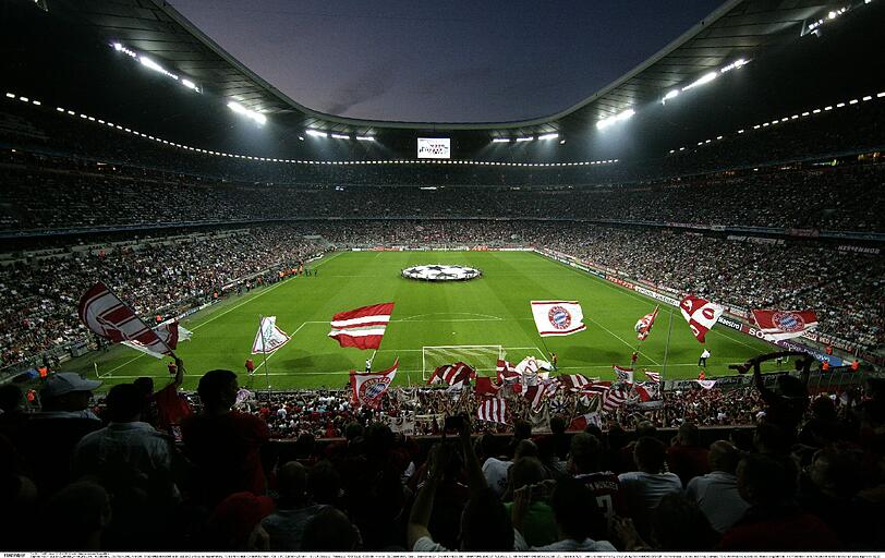 DAS STADION: Die Allianz Arena (69 901 Plätze, beim Königsklassen-Finale am 19. Mai allerdings wegen des Umbaus nur 62 500) ist seit 2005 Heimat der Bayern. Der unbeliebte Dauermieter TSV 1860 verhindert, dass die Sitze im Stadion rot sind. Im Sommer eröffnet der FC Bayern im Stadion ein eigenes Museum, die FC Bayern Erlebniswelt. Anders als die vorherige Spielstätte (Olympiastadion) liegt die Arena außerhalb der Stadt im Stadtteil Fröttmaning, direkt an der A 9 und A 99, in Riechweite des Müllbergs und der Kläranalage. Lange einzigartig und mittlerweile Vorbild für viele andere Stadien: Die Folienkissen, die eine blasenförmige Außenhülle bilden, die abends in den Farben rot, weiß und blau beleuchtet werden. Zum Champions-League-Finale wird die Arena dann in Uefa-Farben erstrahlen. Kritiker nennen die Arena aufgrund ihres Äußeren gerne mal &bdquo;Schlauchboot&ldquo;. Kritikpunkt: Die vorgelagerte Esplanade kommt auch nach sieben Jahren noch äußerst karg daher.