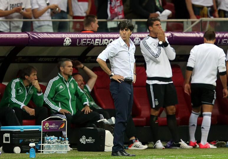 Die Enttäuschung ist Phillip Lahm ins Gesicht geschrieben, bei Thomas Müller fließen die Tränen, Mario Gomez ist entsetzt: Nach dem EM-Aus gegen Italien können's Jogis Jungs nicht fassen.