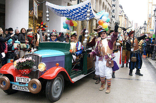 Auch dieser buntbemalte Oldtimer mit Sonnendach in den bayerischen Landesfarben fuhr beim Faschingszug mit.