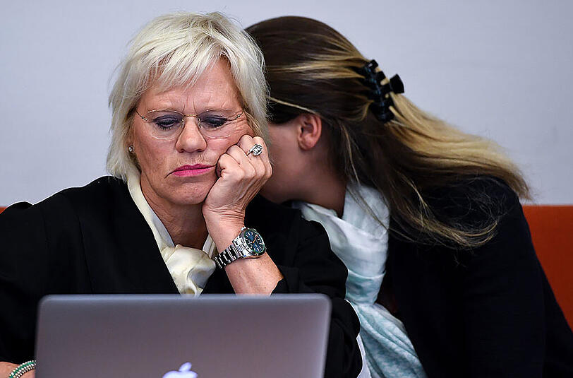 Verteidigerin Annette Voges (l.) und die Verlobte des Hamburger Multi-Millionärs während des Prozesses am Landgericht in München.