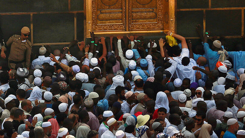 Jeder fromme Muslim, der gesund ist und es sich leisten kann, sollte einmal im Leben nach Mekka pilgern. Jeder fromme Muslim, der gesund ist und es sich leisten kann, sollte einmal im Leben nach Mekka pilgern.