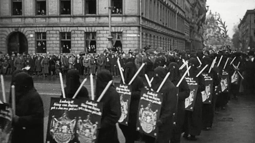 Treue Monarchisten: die Guglmänner mit Fackeln am Odeonsplatz.