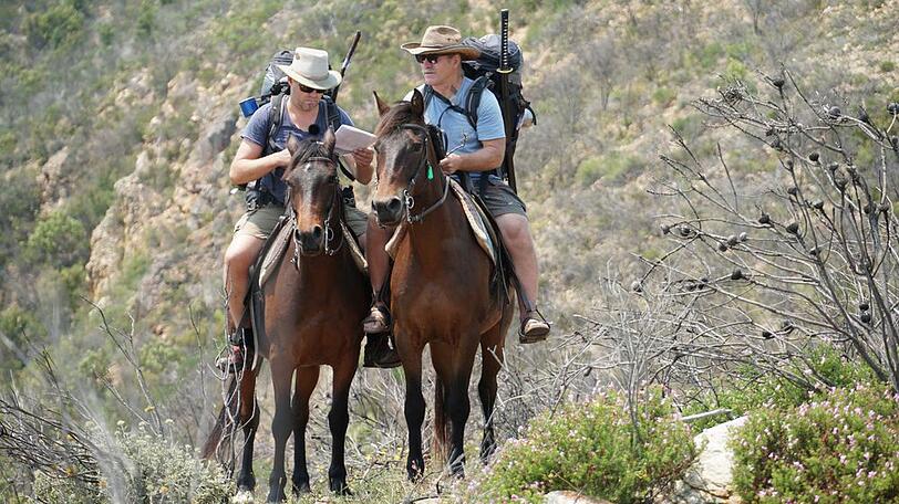 Konny Reimann (r.) und Mike Süsser auf dem Pferd in Südafrika