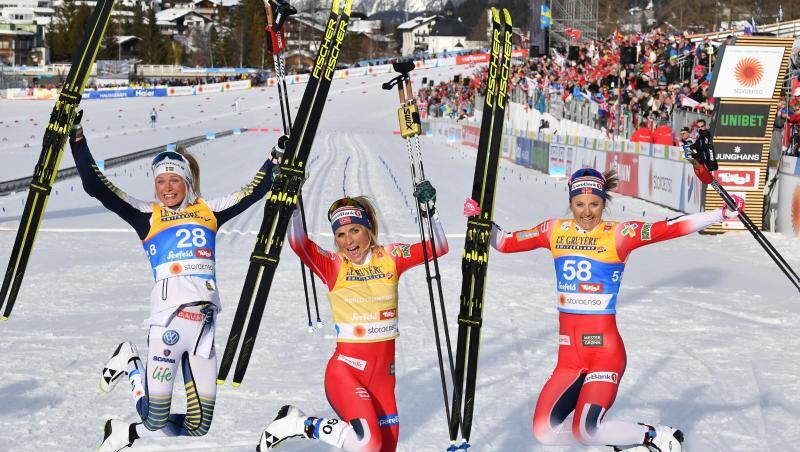 Therese Johaug (M) und Ingvild Flugstad Östberg (r) und Frida Karlsson feiern in Seefeld ihre Langlauf-Medaillen.