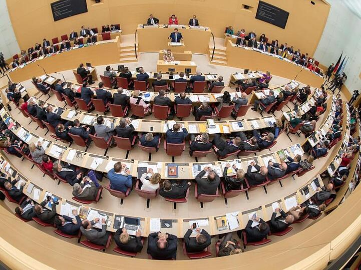Der bayerische Landtag während einer Sitzung. Foto: Peter Kneffel/Archiv