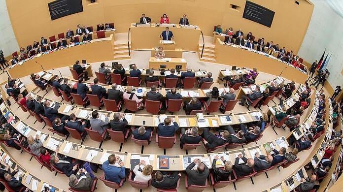 Der bayerische Landtag während einer Sitzung. Foto: Peter Kneffel/Archiv