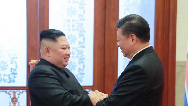 Kim Jong Un und Xi Jinping begrüßen sich in der Großen Halle des Volkes in Peking. Nordkoreas Machthaber war in Peking, um seine Strategie mit der chinesischen Führung abzustimmen, bevor er beim zweiten Gipfeltreffen mit Trump über die Denuklearisierung der koreanischen Halbinsel verhandelt. Kim Jong Un und Xi Jinping begrüßen sich in der Großen Halle des Volkes in Peking. Nordkoreas Machthaber war in Peking, um seine Strategie mit der chinesischen Führung abzustimmen, bevor er beim zweiten Gipfeltreffen mit Trump über die Denuklearisierung der koreanischen Halbinsel verhandelt.
