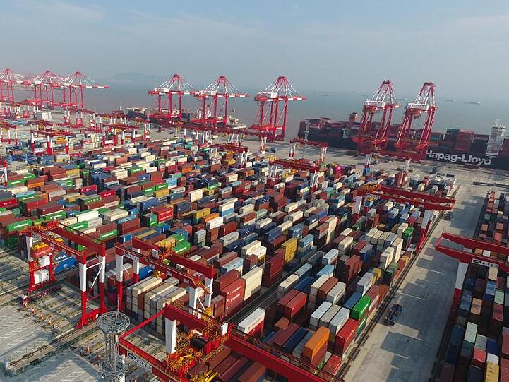Container warten am Tiefwasserhafen Yangshan in China darauf, verladen zu werden.