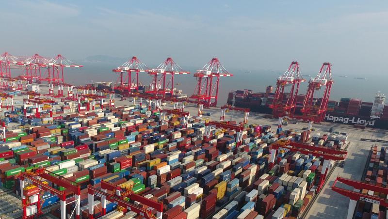 Container warten am Tiefwasserhafen Yangshan in China darauf, verladen zu werden. Container warten am Tiefwasserhafen Yangshan in China darauf, verladen zu werden.
