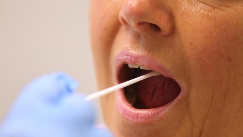 Corona-Test wird bei einer Patientin durchgeführt.
