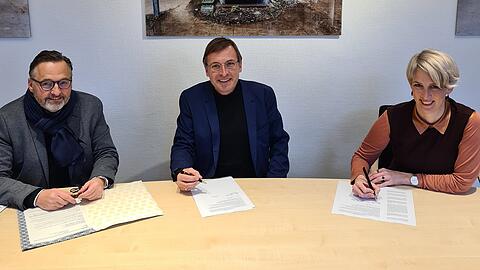 Katrin Habenschaden, Zweite Bürgermeisterin und Vorsitzende des Aufsichtsrats der Deutsches Theater Betriebs GmbH, Thomas Linsmayer und Kulturreferent Anton Biebl (von rechts) bei der Vertragsunterzeichnung im Februar.