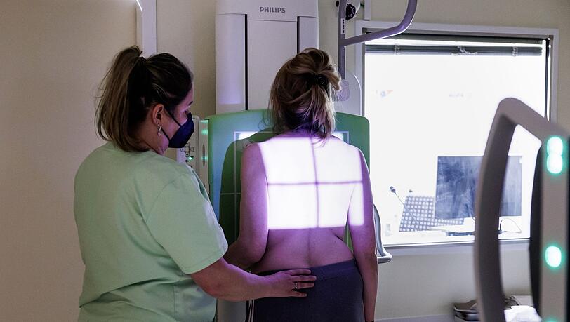 Katja Samuel, leitende medizintechnische radiologische Assistentin, bereitet die Röntgenaufnahme einer aus der Ukraine geflüchteten Frau vor.