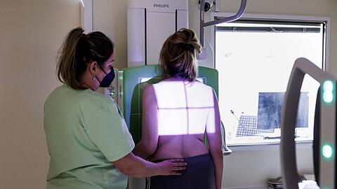 Katja Samuel, leitende medizintechnische radiologische Assistentin, bereitet die Röntgenaufnahme einer aus der Ukraine geflüchteten Frau vor.